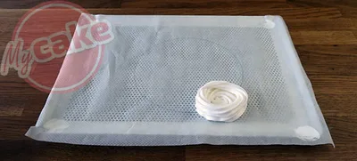 Pocher votre meringue à l'aide du gabarit