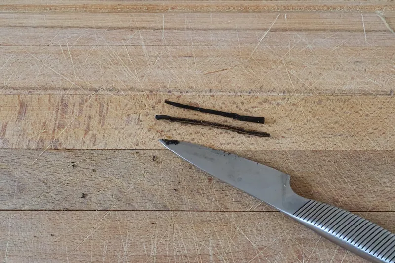Ouvrir et gratter la demi gousse de vanille