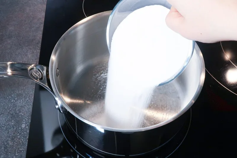 Dans une casserole mettre le sucre en poudre