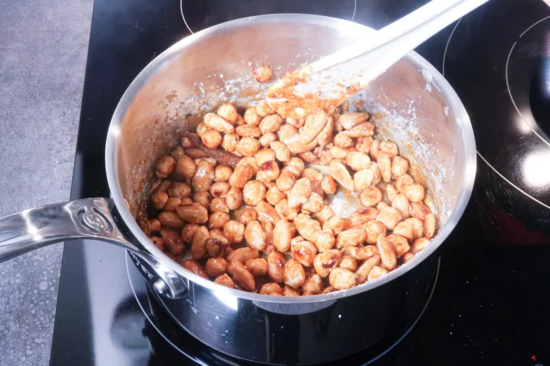 Chauffer jusqu'à obtenir un joli caramel autour des fruits secs