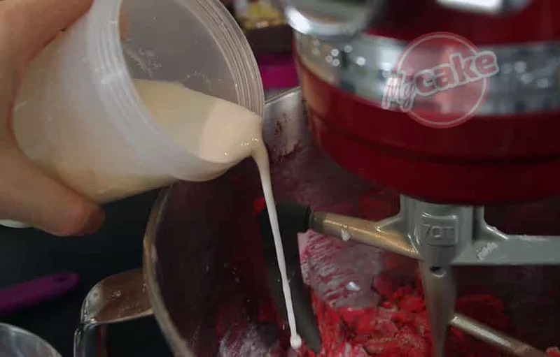 Incorporez une petite partie du lait aigre