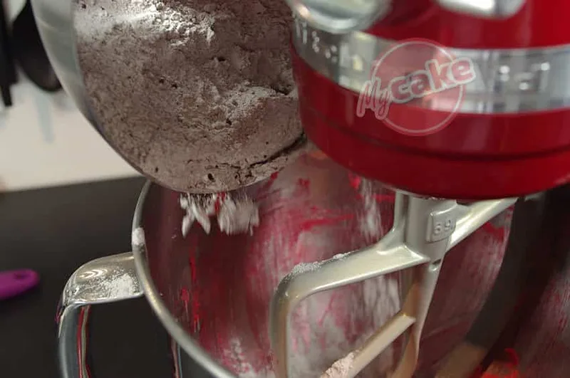 Incorporez une petite partie des ingrédients secs
