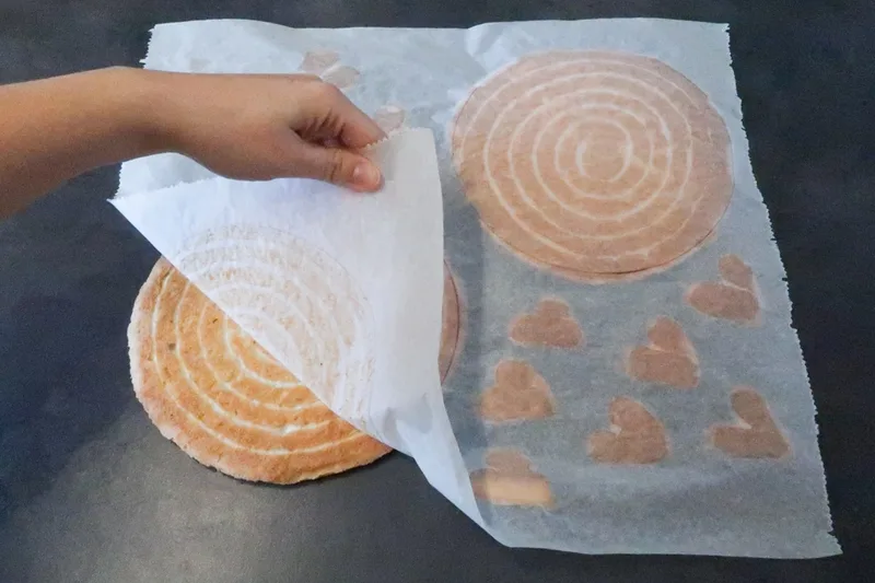 Retourner la feuille du biscuit pour le décoller délicatement