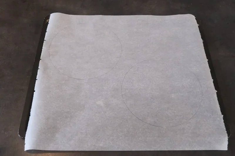 Retourner la feuille de papier cuisson