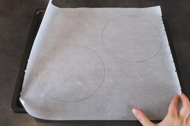 Dessiner le gabarit sur la feuille de papier cuisson