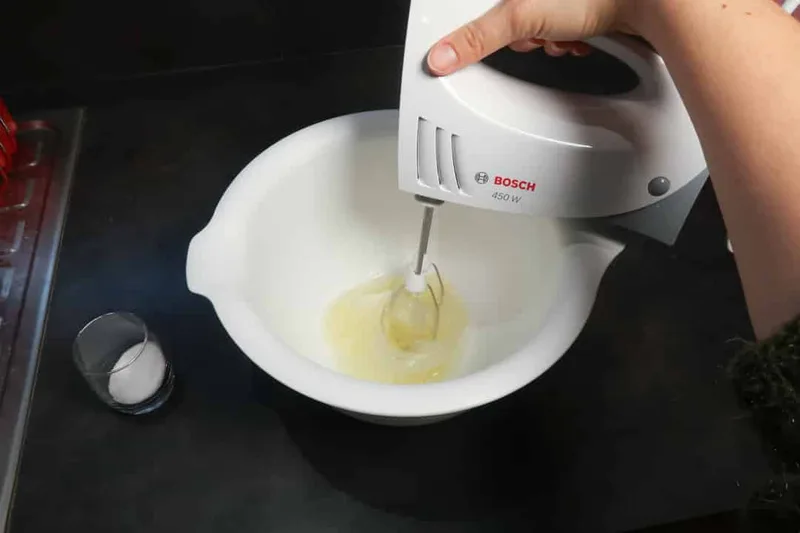 Commencer à monter les blancs en meringue