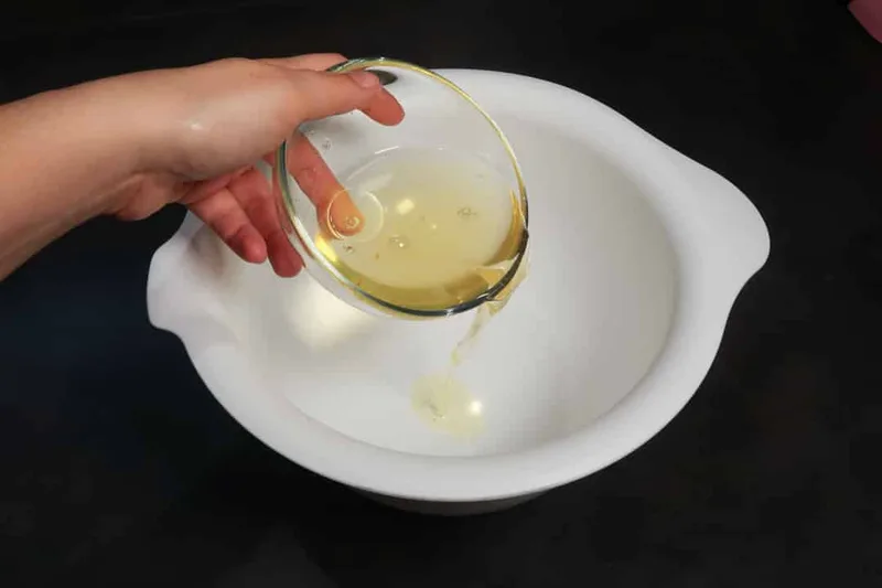 Verser les blancs d'oeuf