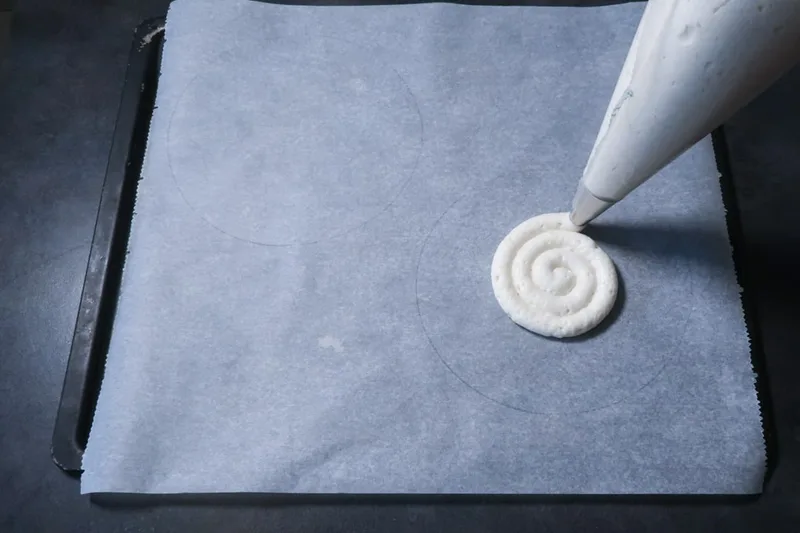 Pocher la dacquoise noisette