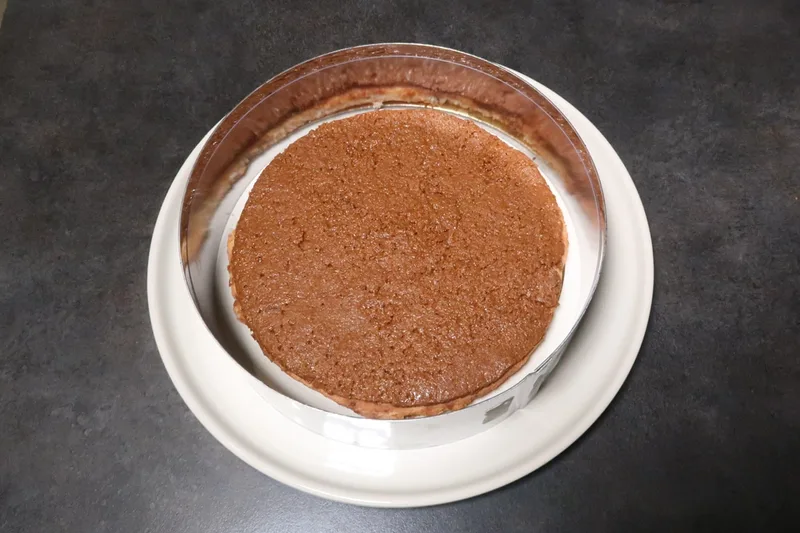 Placer le premier disque recouvert de praliné croustillant