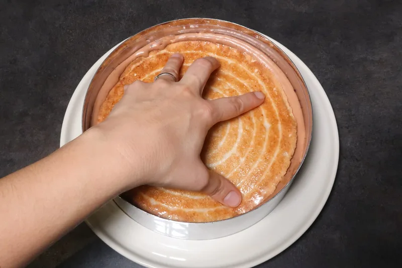Poser le second biscuit et pousser pour faire remonter la mousse sur les côtés