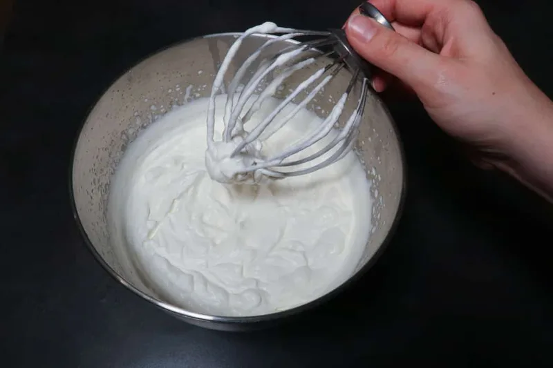 Monter la crème fouettée