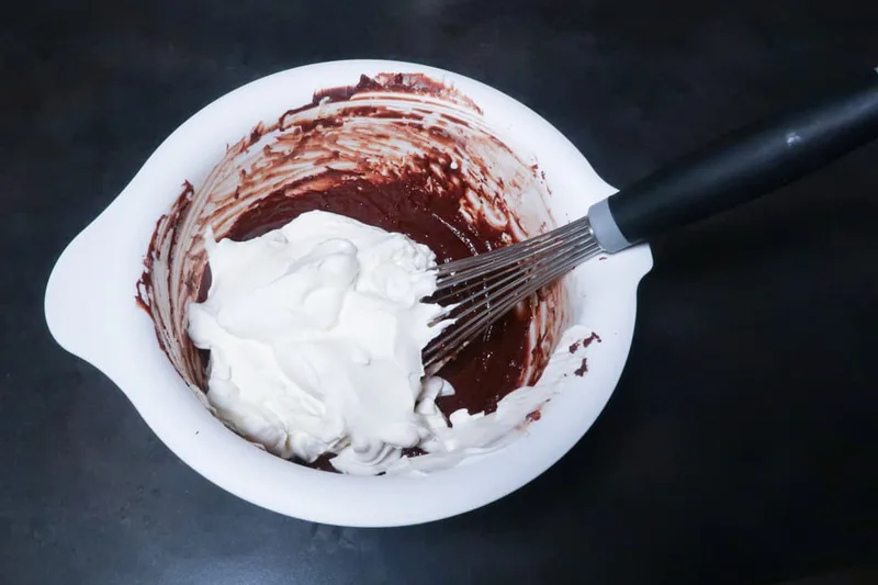 Incorporer la crème fouettée et la pâte à bombe