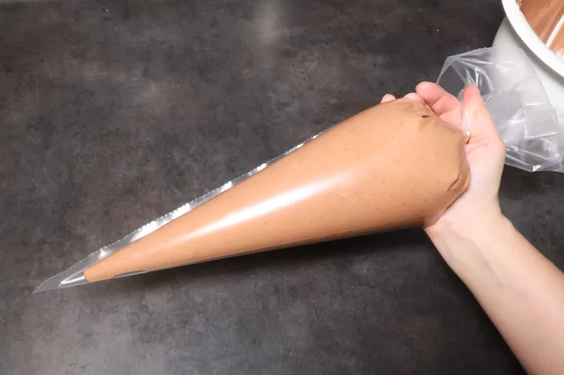 Mettre la mousse dans une poche à douille