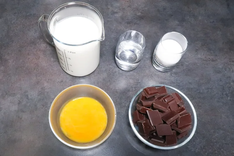 Ingrédients pour la mousse au chocolat sur pâte à bombe