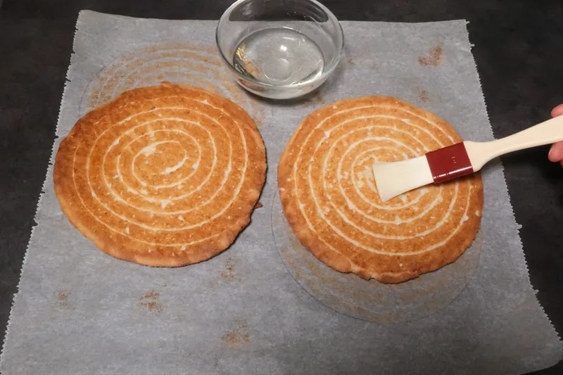 Imbiber les biscuits de sirop de sucre