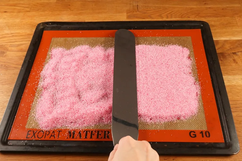Etaler le sucre saupoudré