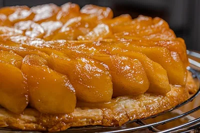 Une délicieuse tarte tatin nappée et fondante
