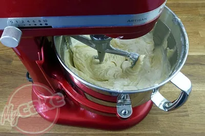 Mélanger jusqu'à obtenir une texture souple et homogène