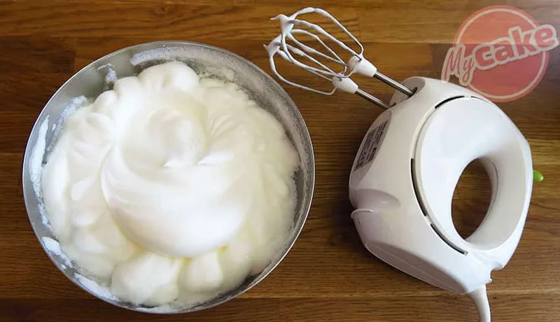Montez les blancs d'oeufs en neige